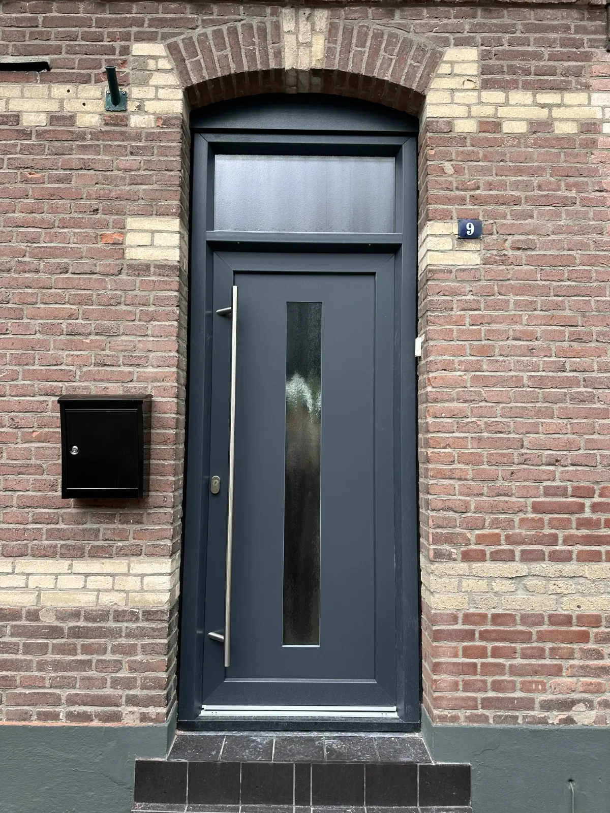 Antraciete kunststof voordeur