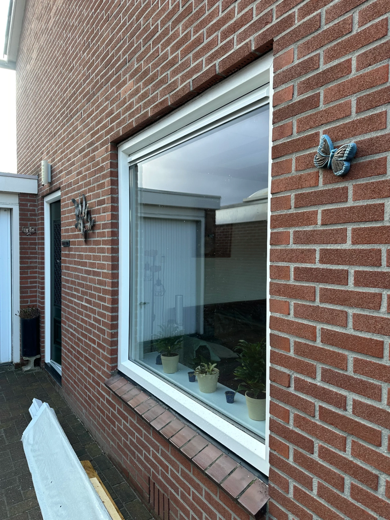 Kunststof kozijn van SOLE Kozijnen met strakke aansluiting op gevel