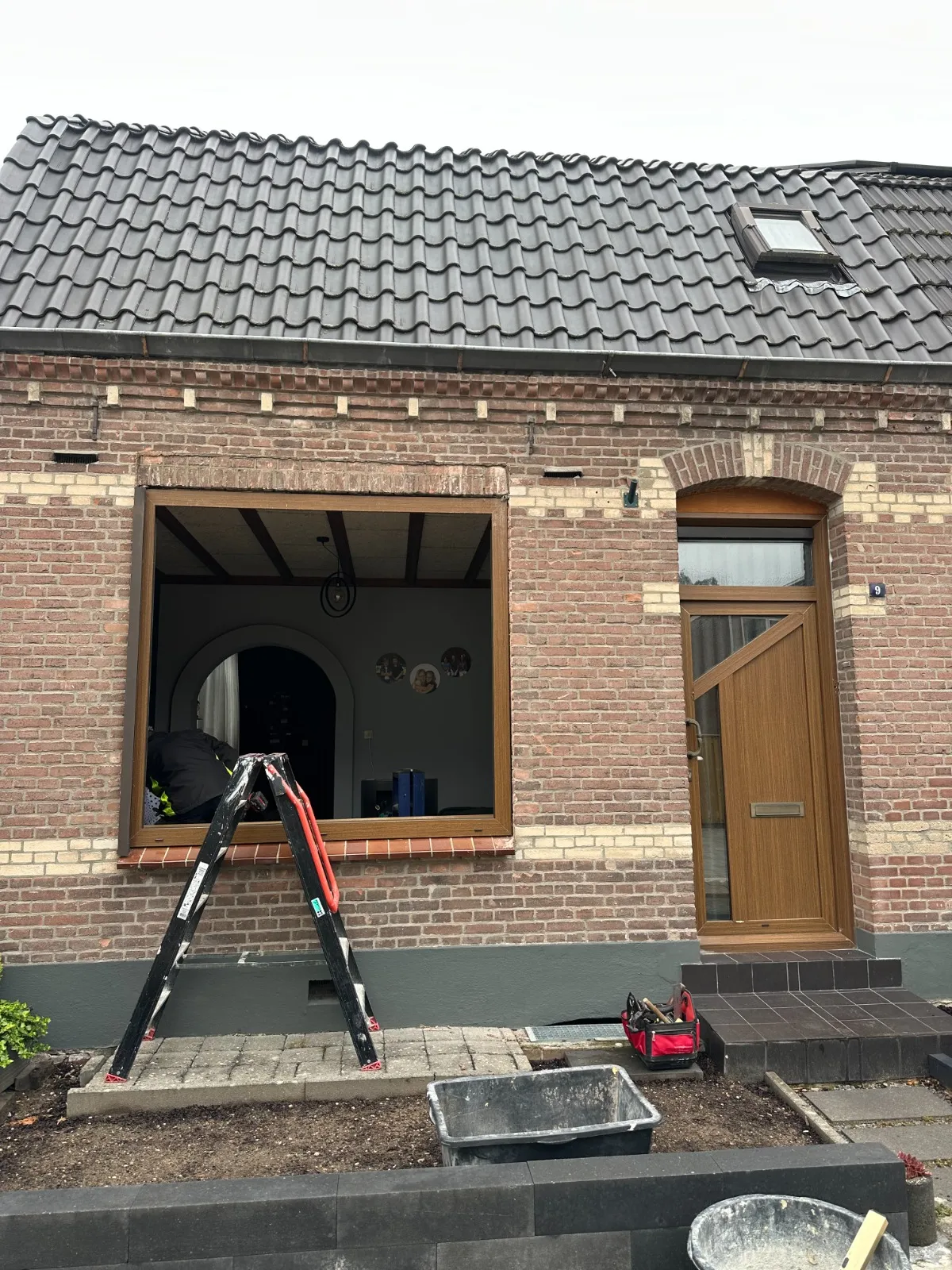 Voor-situatie: gevel tijdens werkzaamheden met uitgezaagde kozijnen