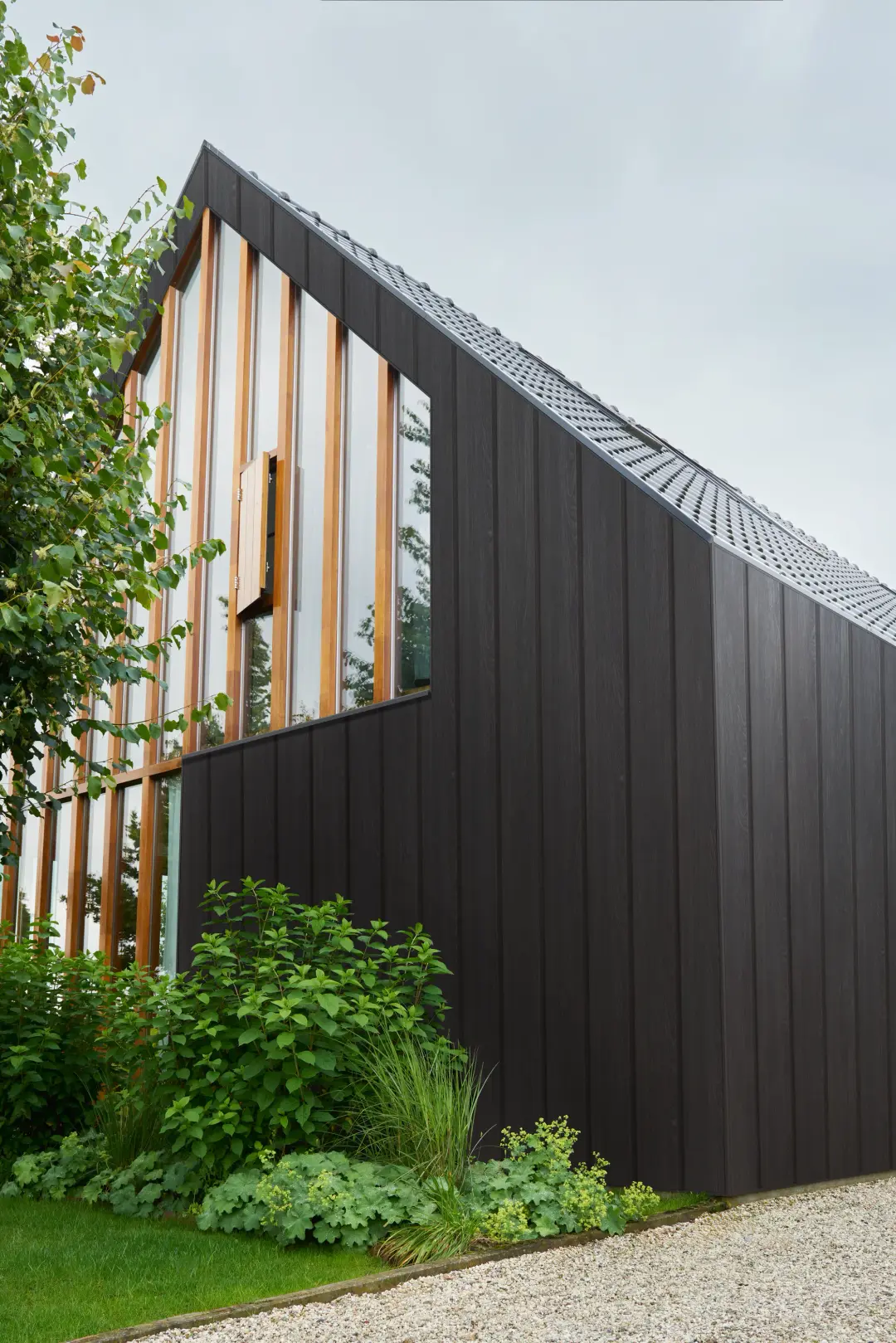 Detailopname Keralit 2061 in zwart met houten accenten