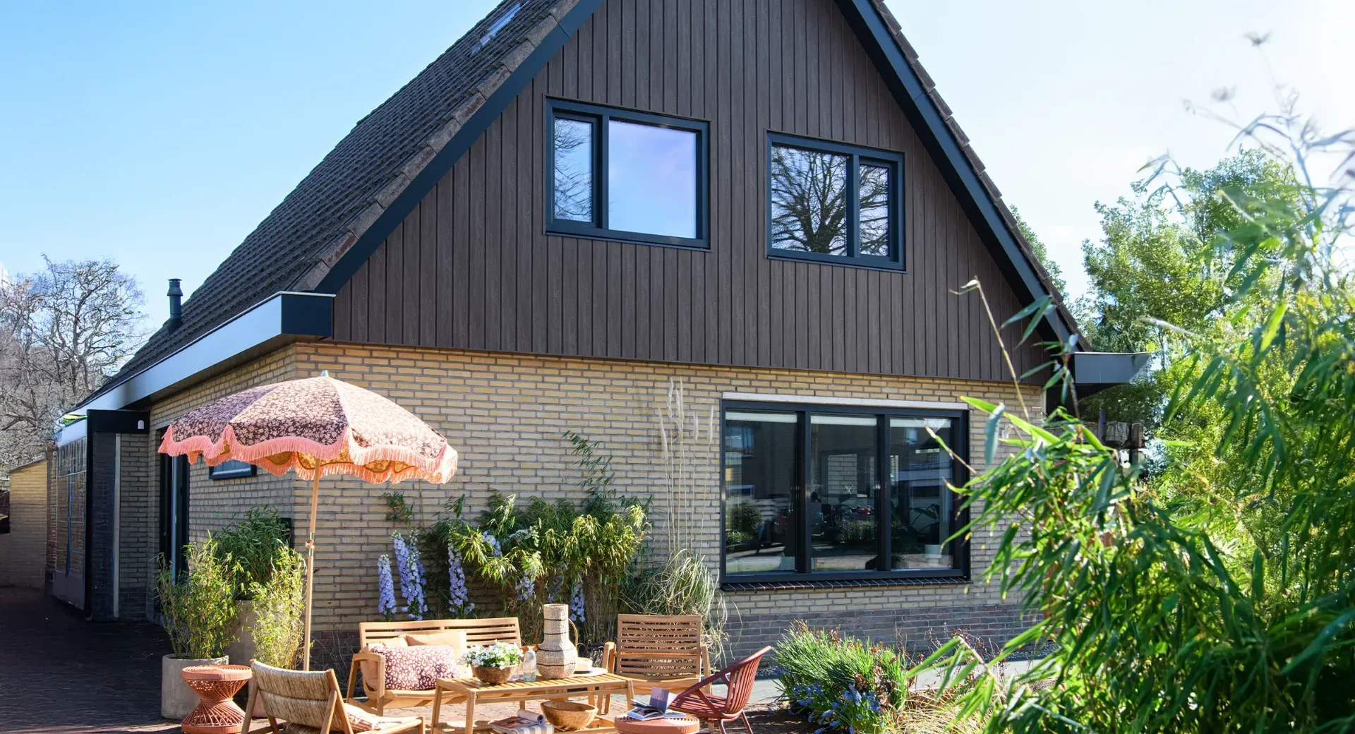 Rieten kap-woning met donkere Keralit gevelbekleding, vtwonen-project Damwoude