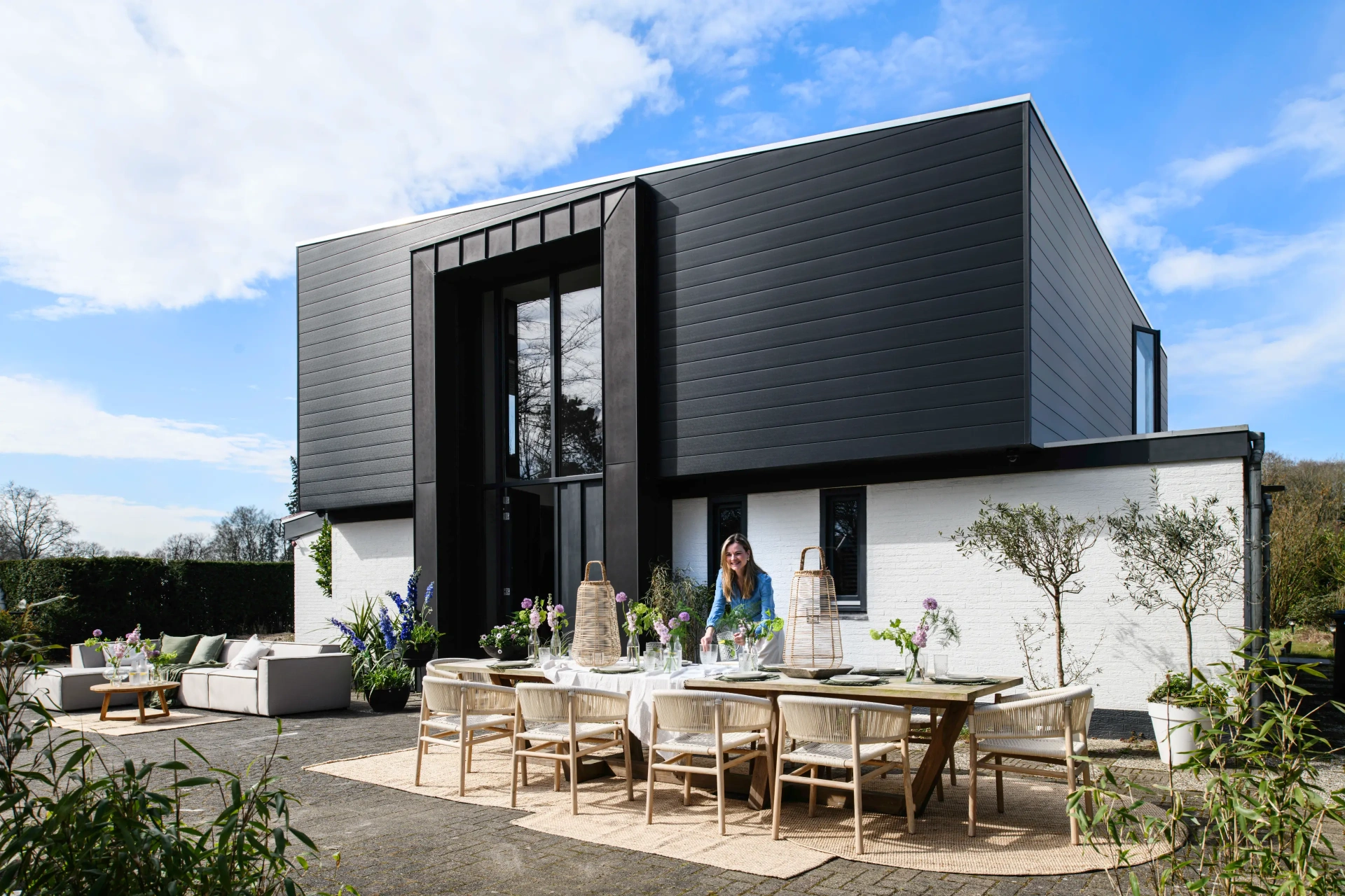 Moderne villa met antracieten Keralit gevelbekleding, vtwonen-project Oostvoorne